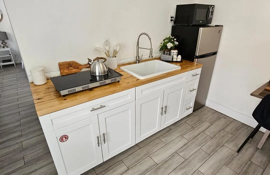 Stylish & Newly-Renovated Suites Near Las Olas-1