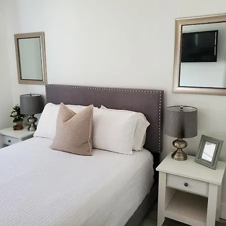 Stylish & Newly-Renovated Suites Near Las Olas-3