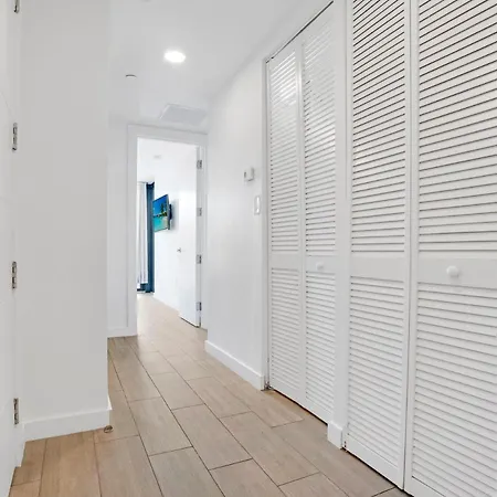 Large Home Near The Beach/Las Olas-3
